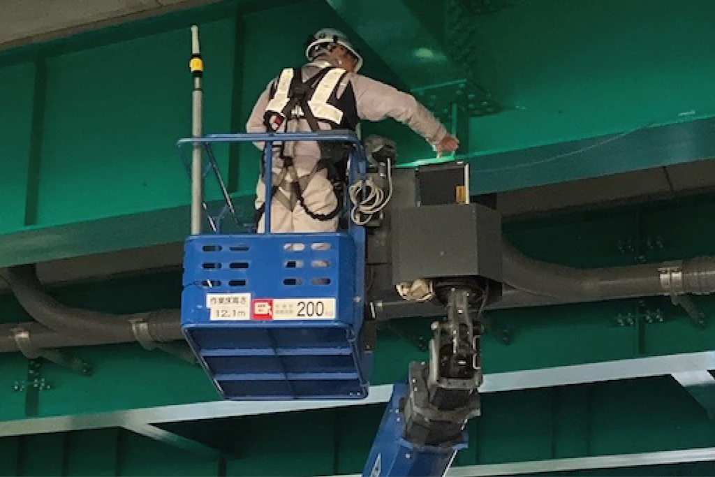 橋梁耐荷力の調査を行っている写真